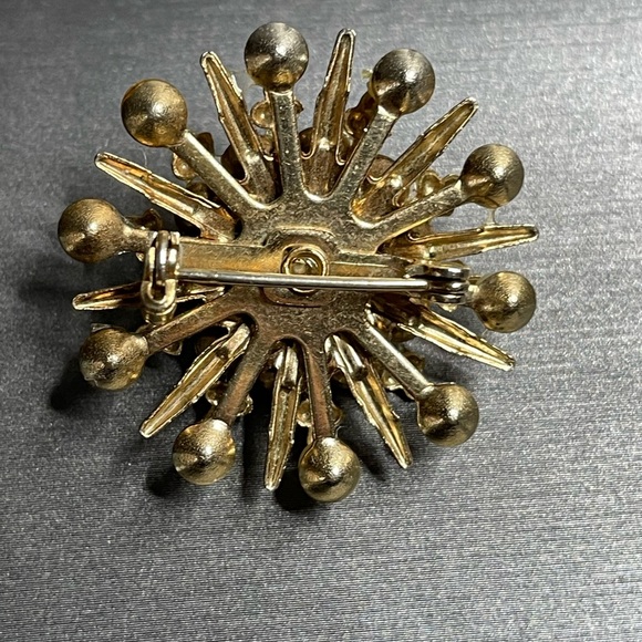 Tiered Pearl Bead & Rhinestone Snowflake Brooch Gold Tone Unsigned Vintage - Picture 2 of 6